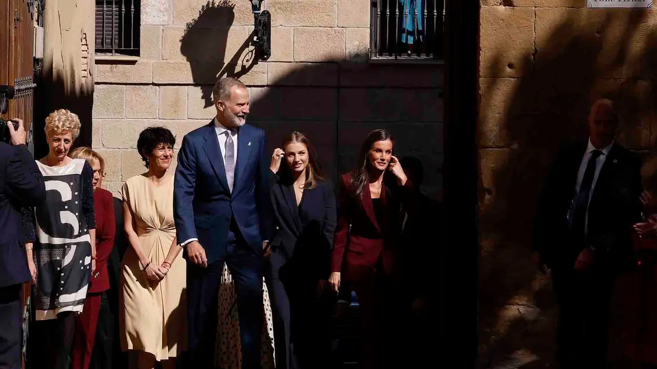 VIANA (NAVARRA), 26/09/2025.- La princesa Leonor (2d), el rey Felipe (c) y la reina Letizia (d), a su llegada a la localidad de Viana en el primer viaje oficial de la heredera de la Corona a la Comunidad Foral y con el que quiere subrayar su vínculo a través del título que ostenta de princesa de Viana, que fue creado hace 602 años. EFE/ Villar López