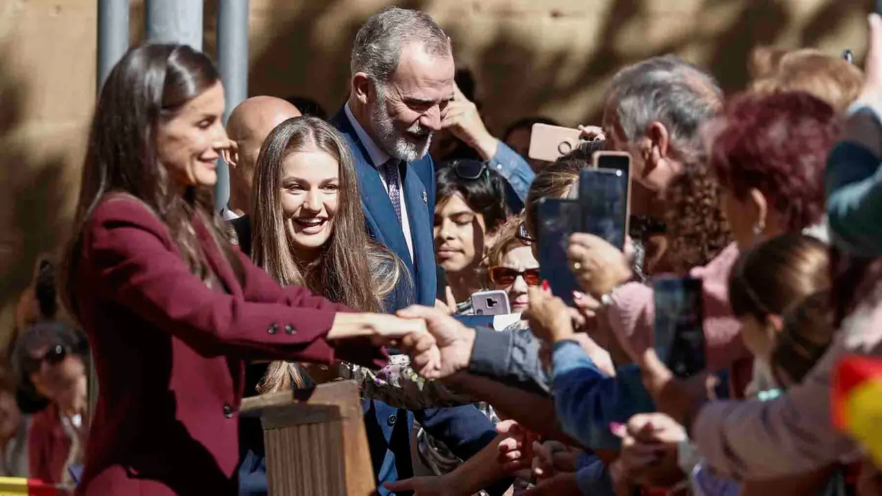 VIANA (NAVARRA), 26/09/2025.- La princesa Leonor (2i), la reina Letizia (i), y el rey Felipe (3i) saludan al público a su llegada a la localidad de Viana en el primer viaje oficial de la heredera de la Corona a la Comunidad Foral y con el que quiere subrayar su vínculo a través del título que ostenta de princesa de Viana, que fue creado hace 602 años. EFE/ Jesús Diges