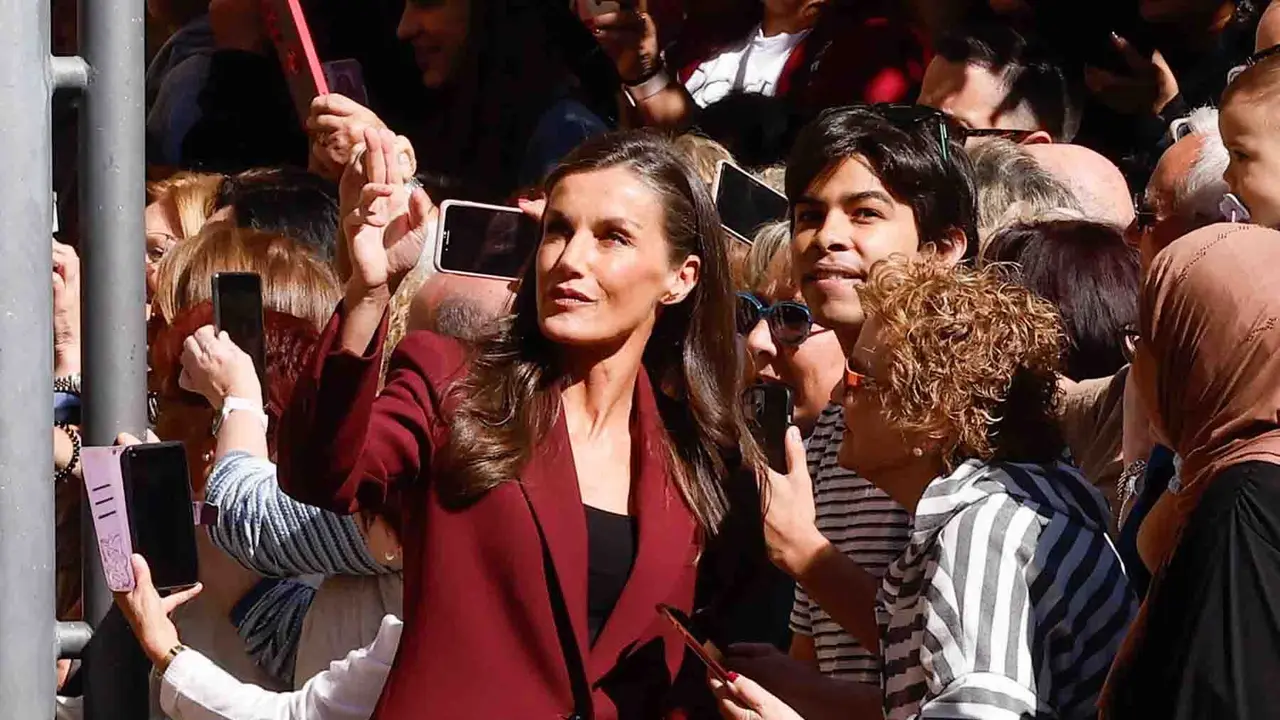 VIANA (NAVARRA), 26/09/2025.- La reina Letizia saluda al público a su llegada a la localidad de Viana en el primer viaje oficial de la heredera de la Corona a la Comunidad Foral y con el que quiere subrayar su vínculo a través del título que ostenta de princesa de Viana, que fue creado hace 602 años. EFE/ Villar López