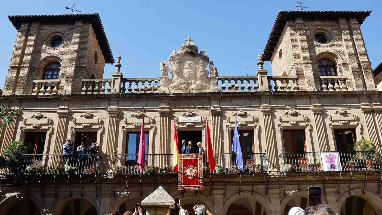 VIANA (NAVARRA), 26/09/2025.- La princesa Leonor (c), y el rey Felipe (i) saludan al público desde el balcón del ayuntamiento de Viana en el primer viaje oficial de la heredera de la Corona a la Comunidad Foral y con el que quiere subrayar su vínculo a través del título que ostenta de princesa de Viana, que fue creado hace 602 años. EFE/ Villar López