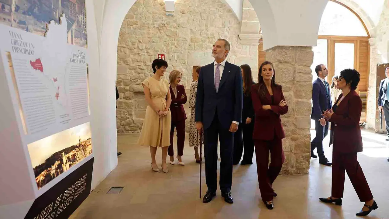VIANA (NAVARRA), 26/09/2025.- El reina Letizia (c-dcha) y el rey Felipe (c-izda) visitan a la exposición con motivo del sexto centenario del título Príncipe de Viana en las ruinas de San Pedro de la localidad de Viana en el primer viaje oficial de la heredera de la Corona, la princesa Leonor, a la Comunidad Foral y con el que quiere subrayar su vínculo a través del título que ostenta de princesa de Viana, que fue creado hace 602 años. EFE/ Villar López / POOL