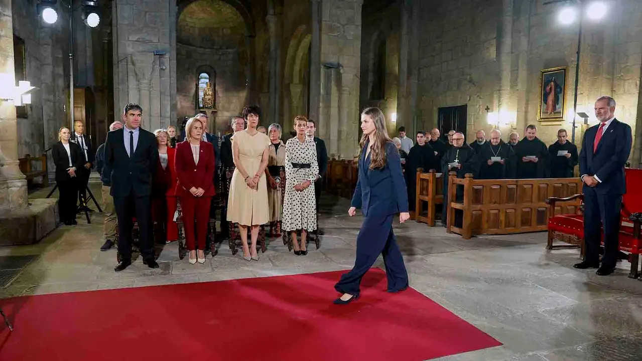 YESA (NAVARRA), 26/09/2025.- Los reyes y la princesa Leonor presiden el homenaje a los reyes de Navarra y al Reino de Navarra, este viernes en el Monasterio de San Salvador de Leyre, en Yesa, acompañados por la presidenta de Navarra, María Chivite (4i), y Elma Saiz (3i), ministra de Inclusión, Seguridad Social y Migraciones. EFE/Villar López POOL