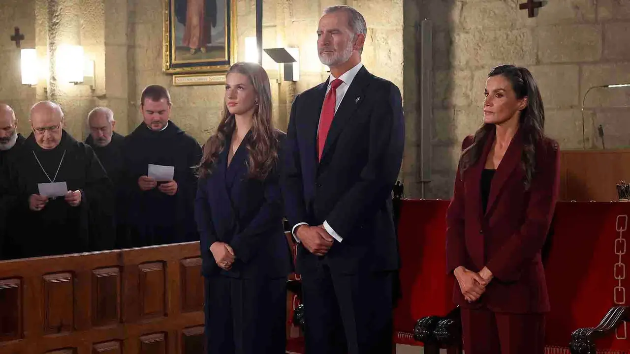 YESA (NAVARRA), 26/09/2025.- Los reyes y la princesa Leonor presiden el homenaje a los reyes de Navarra y al Reino de Navarra, este viernes en el Monasterio de San Salvador de Leyre, en Yesa. EFE/Villar López POOL
