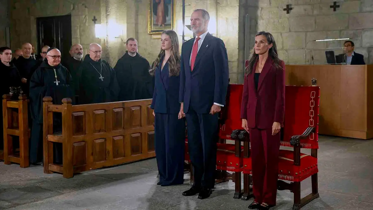 YESA (NAVARRA), 26/09/2025.- Los reyes y la princesa Leonor presiden el homenaje a los reyes de Navarra y al Reino de Navarra, este viernes en el Monasterio de San Salvador de Leyre, en Yesa. EFE/Villar López POOL