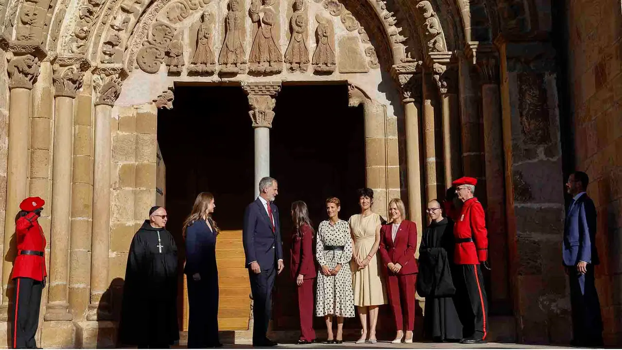 YESA (NAVARRA), 26/09/2025.- Los reyes y la princesa Leonor, acompañados por la presidenta de Navarra, María Chivite (6d), y Elma Saiz (5d), ministra de Inclusión, Seguridad Social y Migraciones, llegan al homenaje a los reyes de Navarra y al Reino de Navarra que han presididio en el Monasterio de San Salvador de Leyre, en Yesa. EFE/Jesús Diges