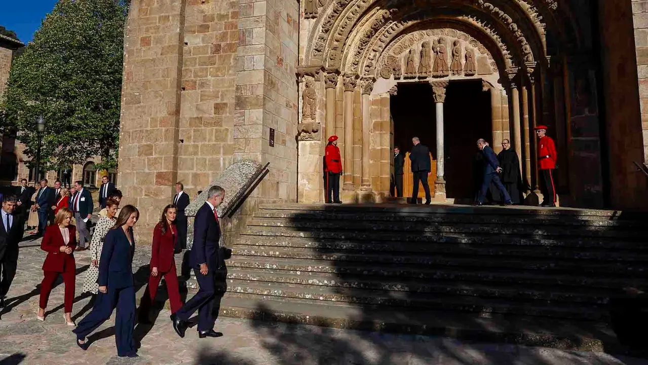 YESA (NAVARRA), 26/09/2025.- Los reyes y la princesa Leonor, acompañados por la presidenta de Navarra, María Chivite (3i, detrás), llegan al homenaje a los reyes de Navarra y al Reino de Navarra que han presididio en el Monasterio de San Salvador de Leyre, en Yesa. EFE/Jesús Diges