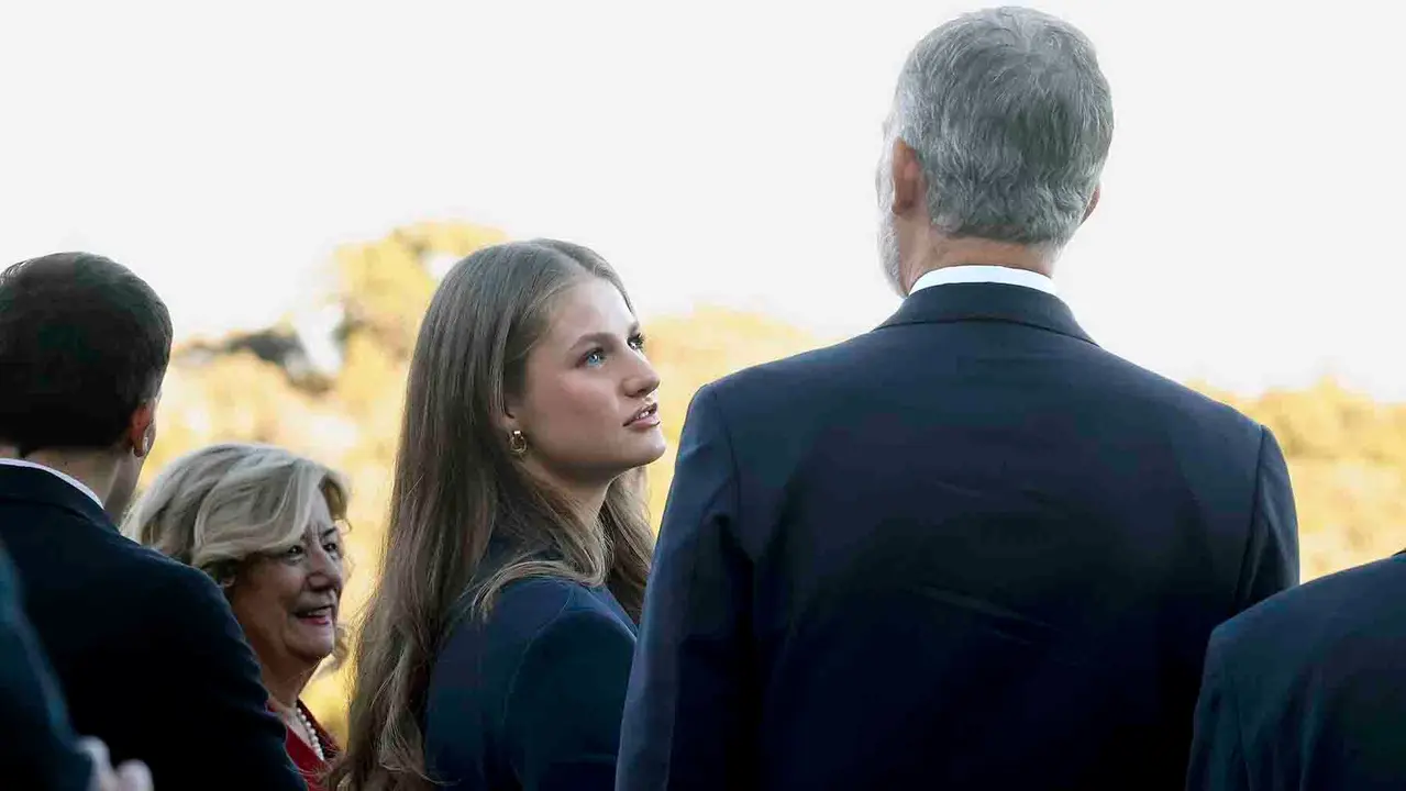 YESA (NAVARRA), 26/09/2025.- La princesa Leonor y el rey Felipe VI, a su salida tras el homenaje a los reyes de Navarra y al Reino de Navarra que han presididio junto a la reina Letizia en el Monasterio de San Salvador de Leyre, en Yesa (Navarra). EFE/ Villar López