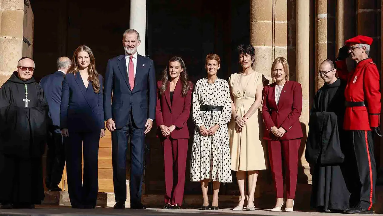 YESA (NAVARRA), 26/09/2025.- Los reyes y la princesa Leonor, acompañados por la presidenta de Navarra, María Chivite (5d), y Elma Saiz (4d), ministra de Inclusión, Seguridad Social y Migraciones, llegan al homenaje a los reyes de Navarra y al Reino de Navarra que han presididio en el Monasterio de San Salvador de Leyre, en Yesa. EFE/Jesús Diges