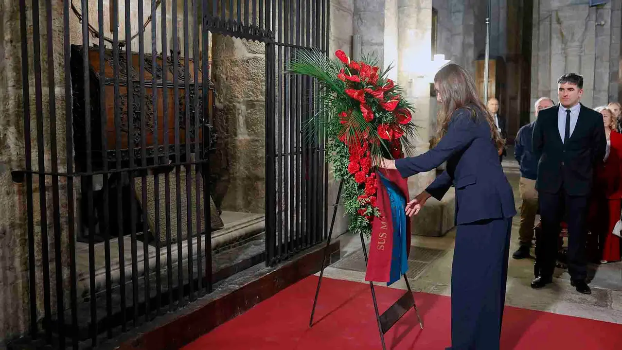 YESA (NAVARRA), 26/09/2025.- La princesa Leonor realiza una ofrenda floral durante el homenaje a los reyes de Navarra y al Reino de Navarra que ha presidido junto a sus padres, los reyes de España, en el Monasterio de San Salvador de Leyre, en Yesa. EFE/Villar López POOL
