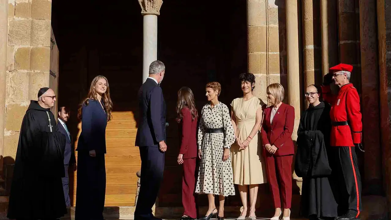 YESA (NAVARRA), 26/09/2025.- Los reyes y la princesa Leonor, acompañados por la presidenta de Navarra, María Chivite (5d), y Elma Saiz (4d), ministra de Inclusión, Seguridad Social y Migraciones, llegan al homenaje a los reyes de Navarra y al Reino de Navarra que han presididio en el Monasterio de San Salvador de Leyre, en Yesa. EFE/Jesús Diges