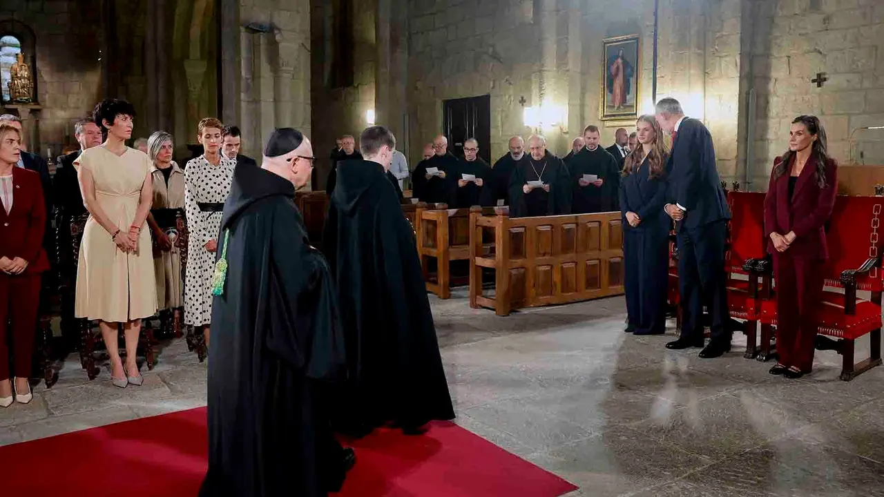 YESA (NAVARRA), 26/09/2025.- Los reyes y la princesa Leonor presiden el homenaje a los reyes de Navarra y al Reino de Navarra, este viernes en el Monasterio de San Salvador de Leyre, en Yesa. EFE/Villar López POOL