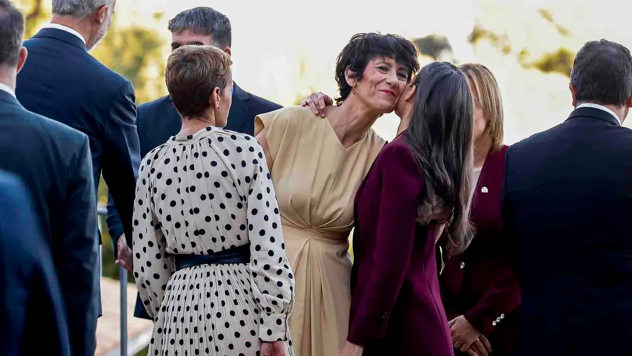 YESA (NAVARRA), 26/09/2025.- Los reyes Felipe VI y la reina Letizia acompañados de la presidenta de Navarra, María Chivite (2i), y la ministra de Inclusión, Seguridad Social y Migraciones Elma Saiz (c), se despiden tras el homenaje a los reyes de Navarra y al Reino de Navarra que han presididio junto a la princesa Leonor en el Monasterio de San Salvador de Leyre, en Yesa (Navarra). EFE/ Villar López