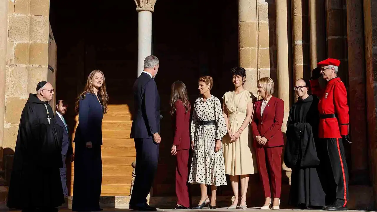 YESA (NAVARRA), 26/09/2025.- Los reyes y la princesa Leonor, acompañados por la presidenta de Navarra, María Chivite (5d), y Elma Saiz (4d), ministra de Inclusión, Seguridad Social y Migraciones, llegan al homenaje a los reyes de Navarra y al Reino de Navarra que han presididio en el Monasterio de San Salvador de Leyre, en Yesa. EFE/Jesús Diges