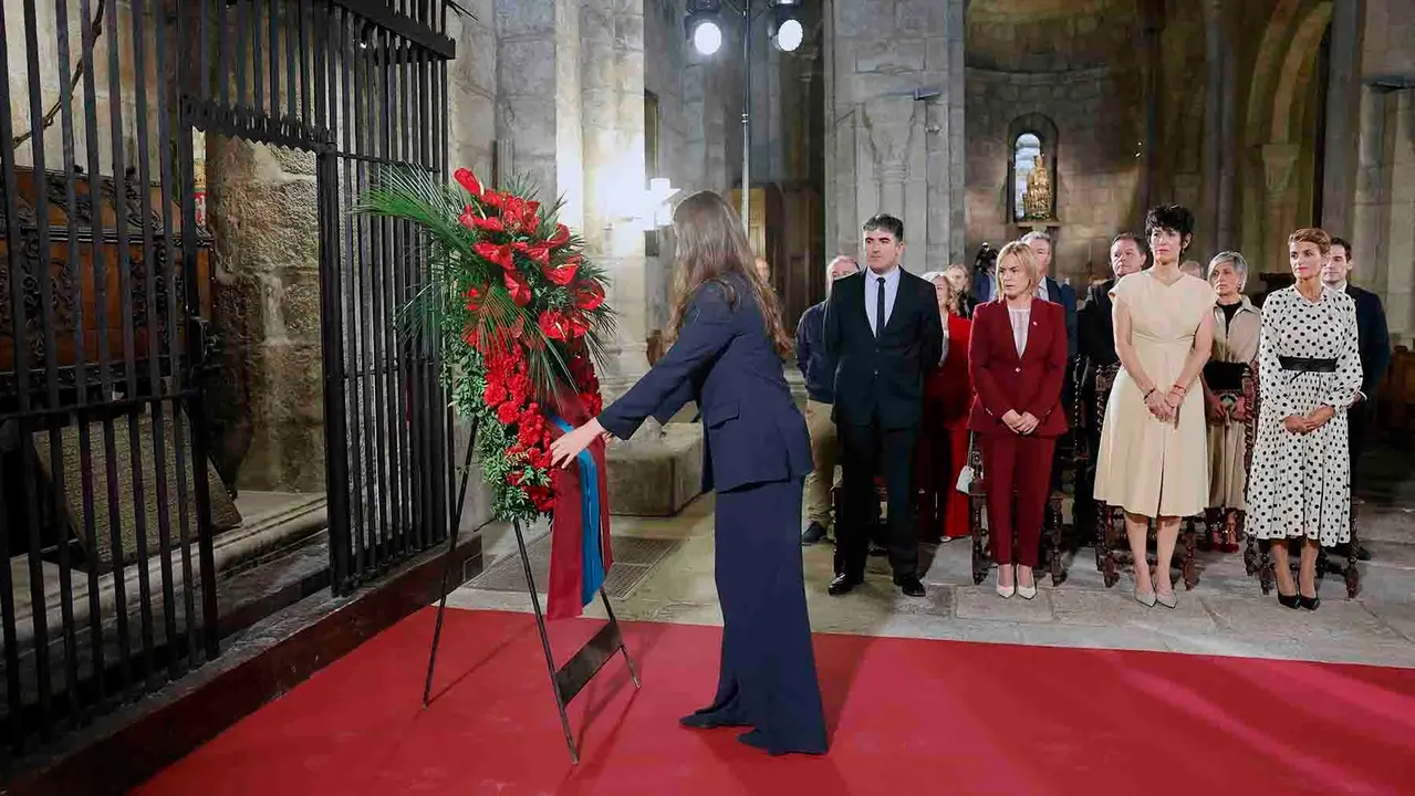 YESA (NAVARRA), 26/09/2025.- La princesa Leonor realiza una ofrenda floral, junto a la presidenta de Navarra, María Chivite (dcha), y Elma Saiz (2d), ministra de Inclusión, Seguridad Social y Migraciones, durante el homenaje a los reyes de Navarra y al Reino de Navarra que han presididio en el Monasterio de San Salvador de Leyre, en Yesa. EFE/Villar López POOL