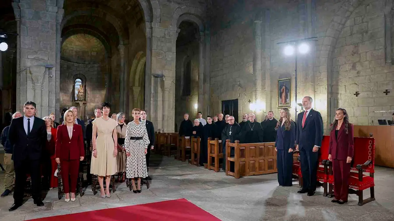 YESA (NAVARRA), 26/09/2025.- Los reyes y la princesa Leonor presiden el homenaje a los reyes de Navarra y al Reino de Navarra, este viernes en el Monasterio de San Salvador de Leyre, en Yesa, acompañados por la presidenta de Navarra, María Chivite (4i), y Elma Saiz (3i), ministra de Inclusión, Seguridad Social y Migraciones. EFE/Villar López POOL