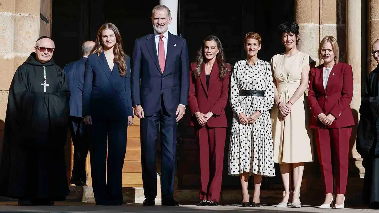 YESA (NAVARRA), 26/09/2025.- Los reyes y la princesa Leonor, acompañados por la presidenta de Navarra, María Chivite (3d), y Elma Saiz (3d), ministra de Inclusión, Seguridad Social y Migraciones, llegan al homenaje a los reyes de Navarra y al Reino de Navarra que han presididio en el Monasterio de San Salvador de Leyre, en Yesa. EFE/Jesús Diges