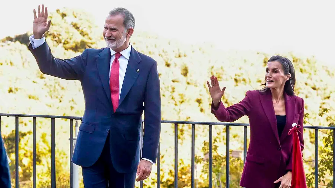 YESA (NAVARRA), 26/09/2025.- Los reyes Felipe VI y la reina Letizia se despiden tras el homenaje a los reyes de Navarra y al Reino de Navarra que han presididio junto a la princesa Leonor, este viernes en el Monasterio de San Salvador de Leyre, en Yesa (Navarra). EFE/ Villar López