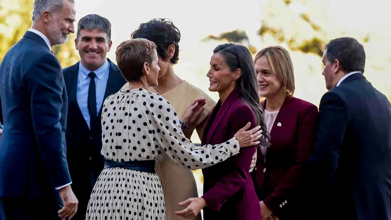 YESA (NAVARRA), 26/09/2025.- Los reyes Felipe VI y la reina Letizia acompañados de la presidenta de Navarra, María Chivite (2i), se despiden tras el homenaje a los reyes de Navarra y al Reino de Navarra que han presididio junto a la princesa Leonor en el Monasterio de San Salvador de Leyre, en Yesa (Navarra). EFE/ Villar López