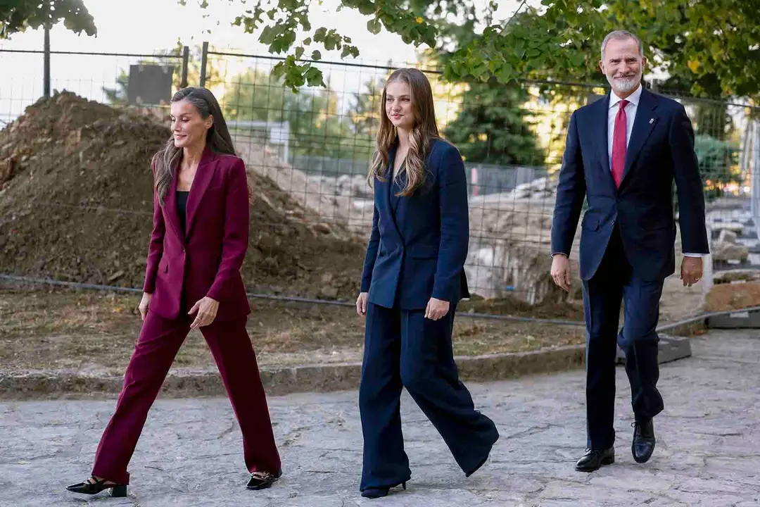 YESA (NAVARRA), 26/09/2025.- La princesa Leonor, el rey Felipe VI y la reina Letizia, a su salida tras el homenaje a los reyes de Navarra y al Reino de Navarra que han presidido en el Monasterio de San Salvador de Leyre, en Yesa (Navarra). EFE/ Villar López