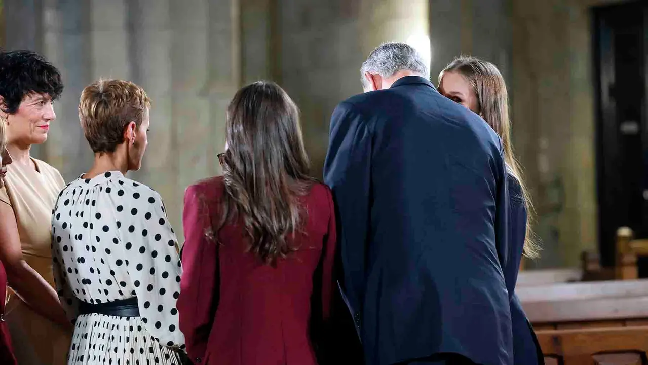 YESA (NAVARRA), 26/09/2025.- Los reyes y la princesa Leonor, acompañados por la presidenta de Navarra, María Chivite (2i), y Elma Saiz (izda), ministra de Inclusión, Seguridad Social y Migraciones, durante al homenaje a los reyes de Navarra y al Reino de Navarra que han presididio en el Monasterio de San Salvador de Leyre, en Yesa. EFE/Villar López POOL