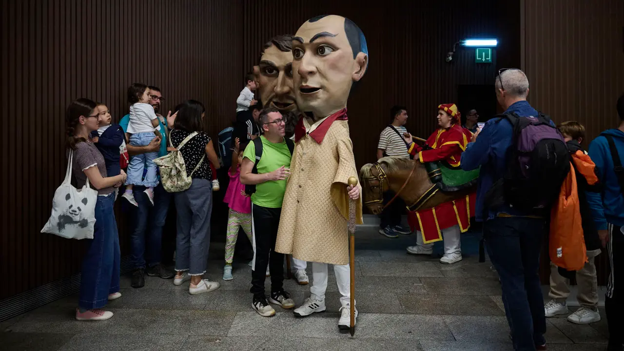 La Comparsa de Gigantes y Cabezudos de Pamplona ameniza las calles de la ciudad con motivo de San Fermín Chiquito. PABLO LASAOSA