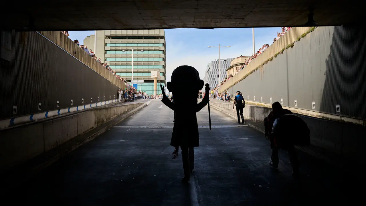 La Comparsa de Gigantes y Cabezudos de Pamplona ameniza las calles de la ciudad con motivo de San Fermín Chiquito. PABLO LASAOSA