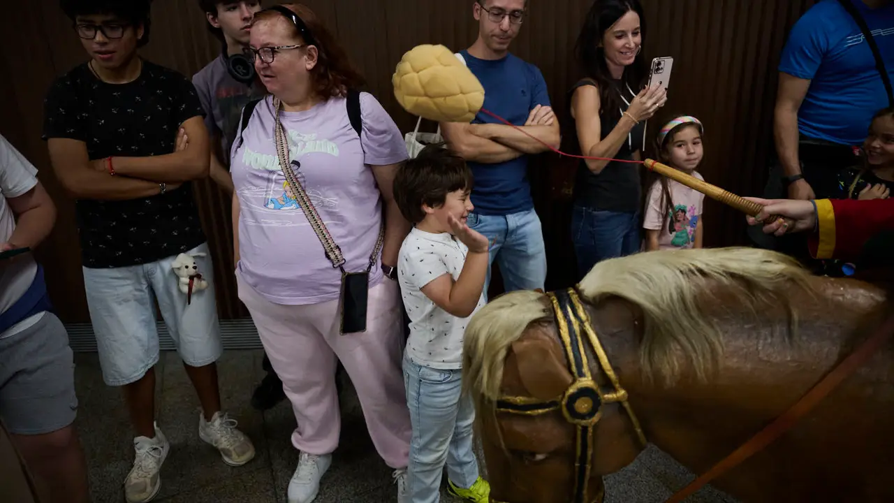 La Comparsa de Gigantes y Cabezudos de Pamplona ameniza las calles de la ciudad con motivo de San Fermín Chiquito. PABLO LASAOSA