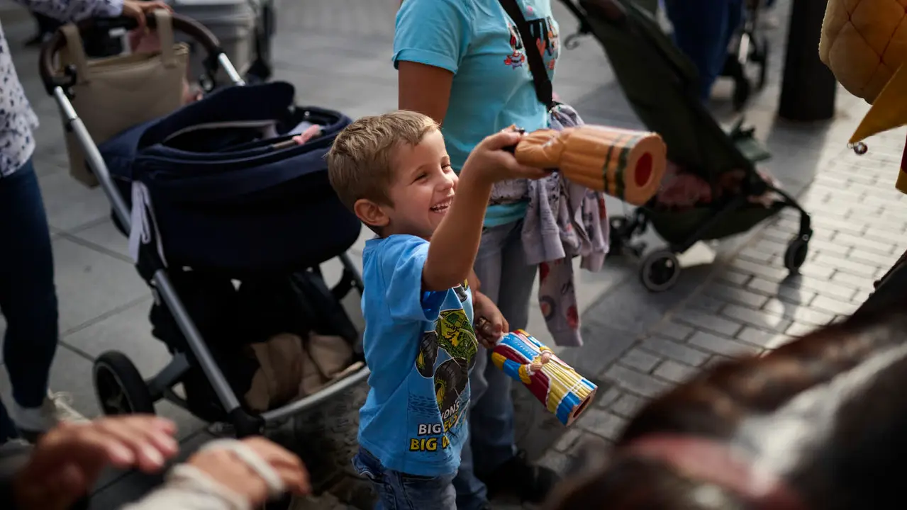 La Comparsa de Gigantes y Cabezudos de Pamplona ameniza las calles de la ciudad con motivo de San Fermín Chiquito. PABLO LASAOSA