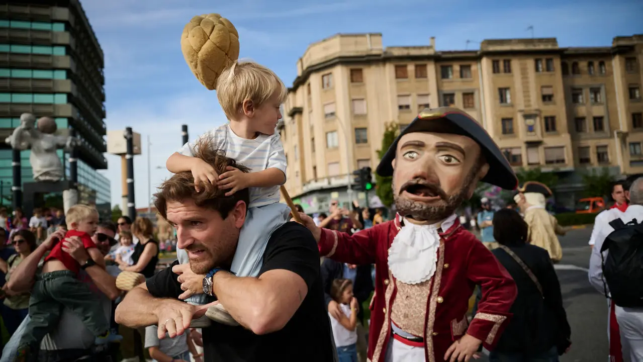 La Comparsa de Gigantes y Cabezudos de Pamplona ameniza las calles de la ciudad con motivo de San Fermín Chiquito. PABLO LASAOSA