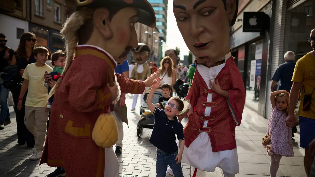 La Comparsa de Gigantes y Cabezudos de Pamplona ameniza las calles de la ciudad con motivo de San Fermín Chiquito. PABLO LASAOSA
