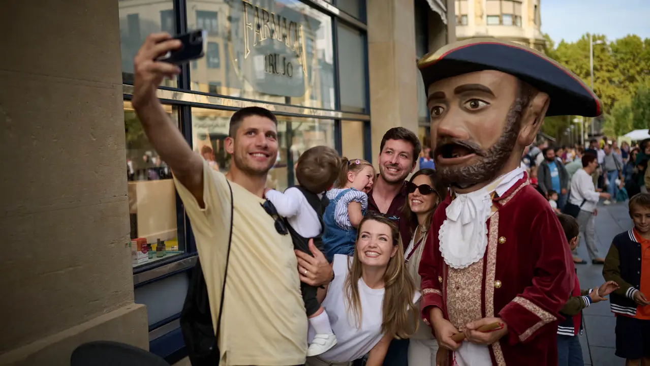 La Comparsa de Gigantes y Cabezudos de Pamplona ameniza las calles de la ciudad con motivo de San Fermín Chiquito. PABLO LASAOSA