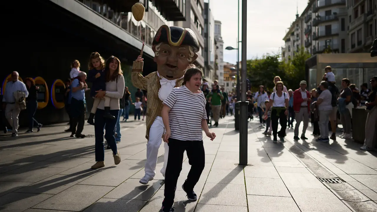 La Comparsa de Gigantes y Cabezudos de Pamplona ameniza las calles de la ciudad con motivo de San Fermín Chiquito. PABLO LASAOSA