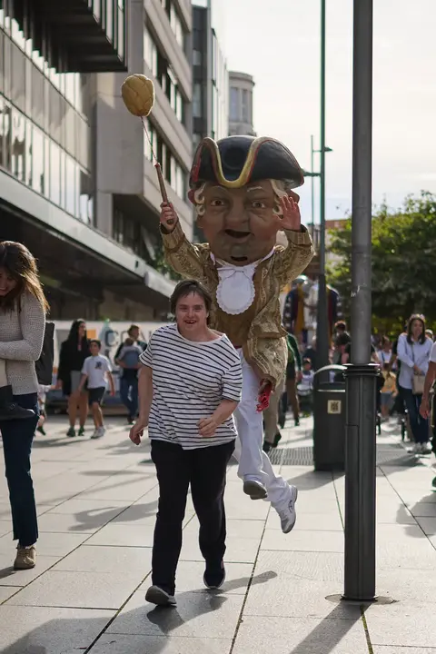 La Comparsa de Gigantes y Cabezudos de Pamplona ameniza las calles de la ciudad con motivo de San Fermín Chiquito. PABLO LASAOSA