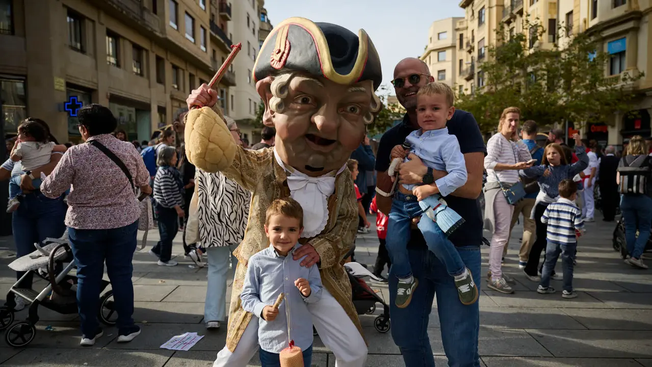 La Comparsa de Gigantes y Cabezudos de Pamplona ameniza las calles de la ciudad con motivo de San Fermín Chiquito. PABLO LASAOSA