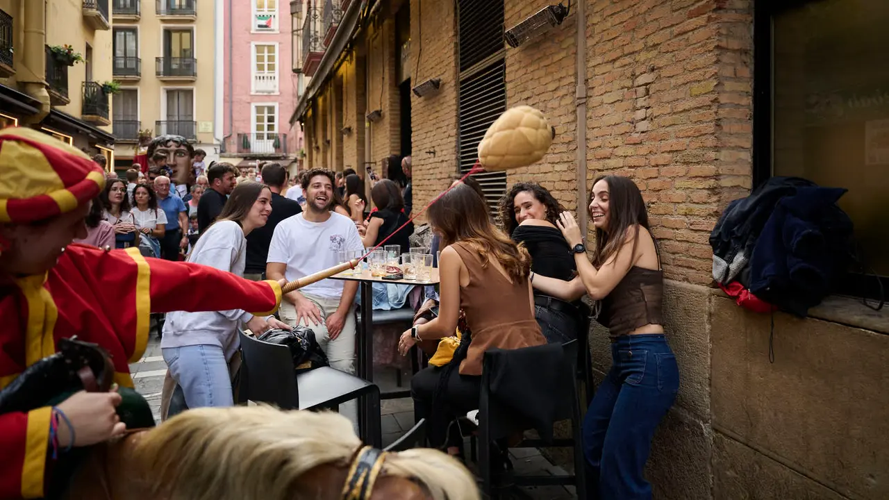 La Comparsa de Gigantes y Cabezudos de Pamplona ameniza las calles de la ciudad con motivo de San Fermín Chiquito. PABLO LASAOSA