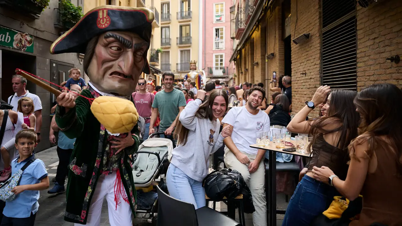 La Comparsa de Gigantes y Cabezudos de Pamplona ameniza las calles de la ciudad con motivo de San Fermín Chiquito. PABLO LASAOSA