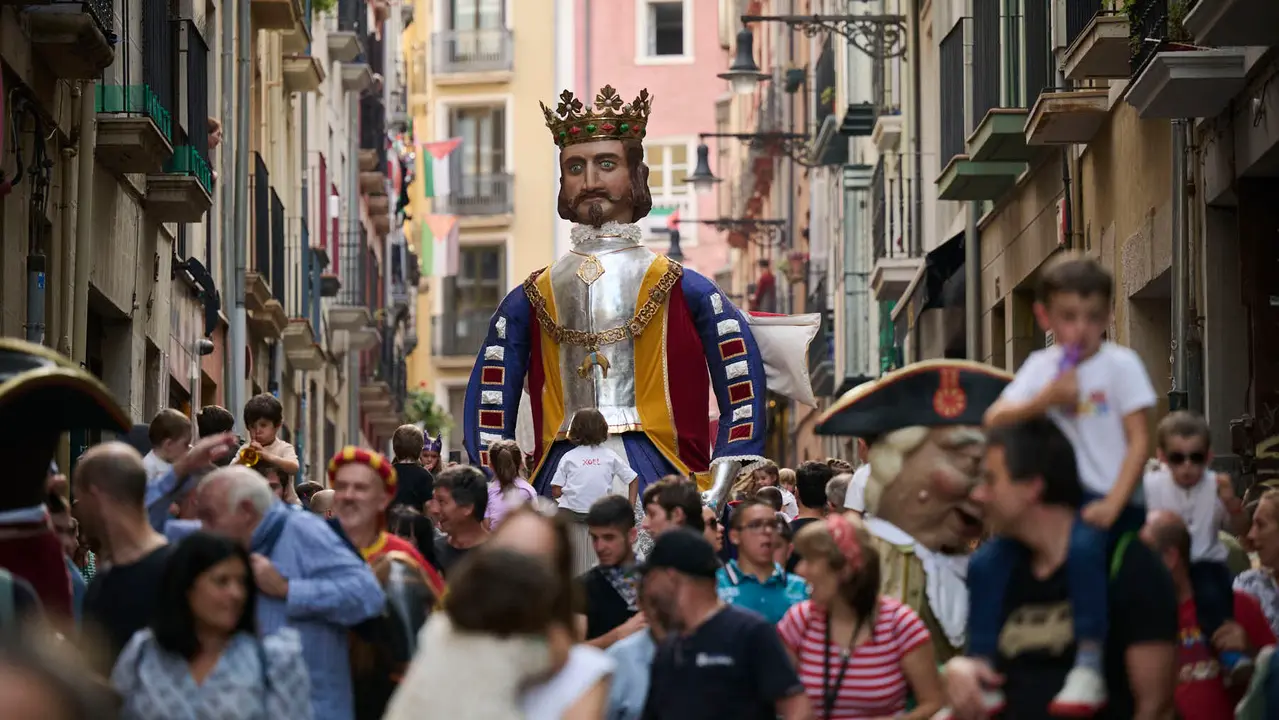 La Comparsa de Gigantes y Cabezudos de Pamplona ameniza las calles de la ciudad con motivo de San Fermín Chiquito. PABLO LASAOSA