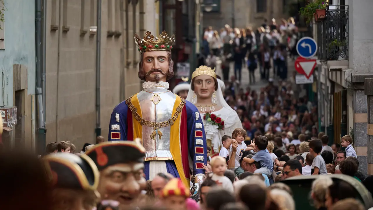 La Comparsa de Gigantes y Cabezudos de Pamplona ameniza las calles de la ciudad con motivo de San Fermín Chiquito. PABLO LASAOSA