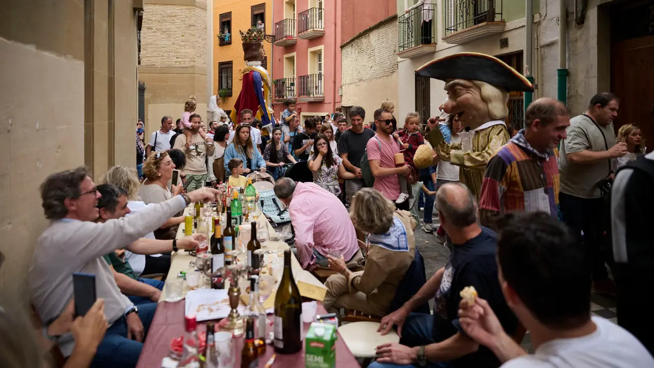La Comparsa de Gigantes y Cabezudos de Pamplona ameniza las calles de la ciudad con motivo de San Fermín Chiquito. PABLO LASAOSA