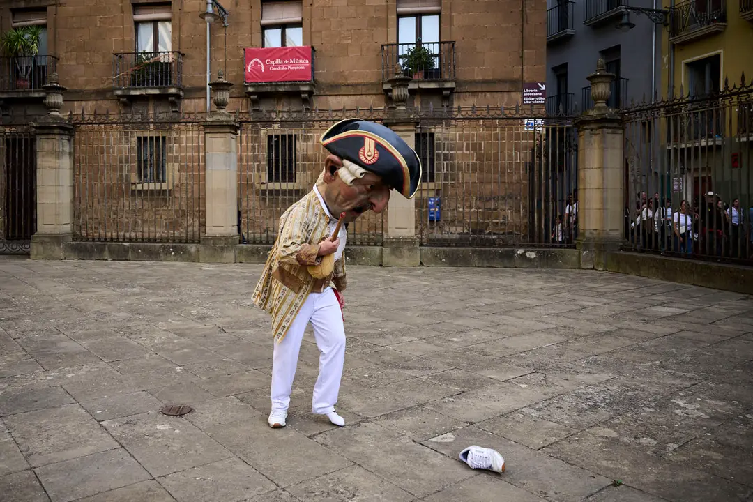 La Comparsa de Gigantes y Cabezudos de Pamplona ameniza las calles de la ciudad con motivo de San Fermín Chiquito. PABLO LASAOSA