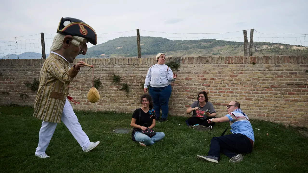 La Comparsa de Gigantes y Cabezudos de Pamplona ameniza las calles de la ciudad con motivo de San Fermín Chiquito. PABLO LASAOSA