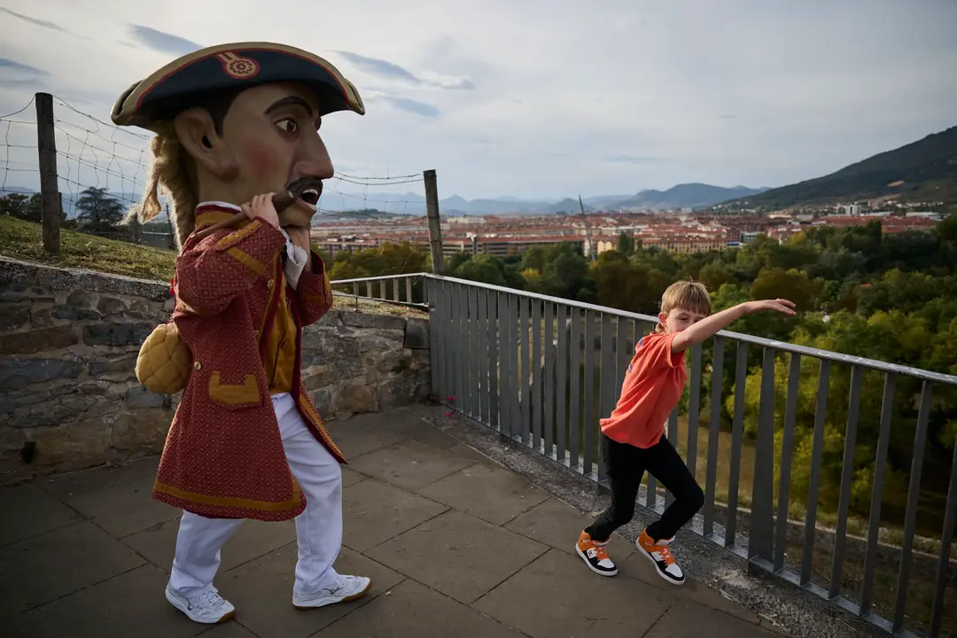 La Comparsa de Gigantes y Cabezudos de Pamplona ameniza las calles de la ciudad con motivo de San Fermín Chiquito. PABLO LASAOSA
