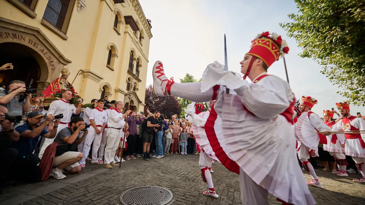Procesión de San Fermín de Aldapa desde la Basílica de Corazonistas. PABLO LASAOSA