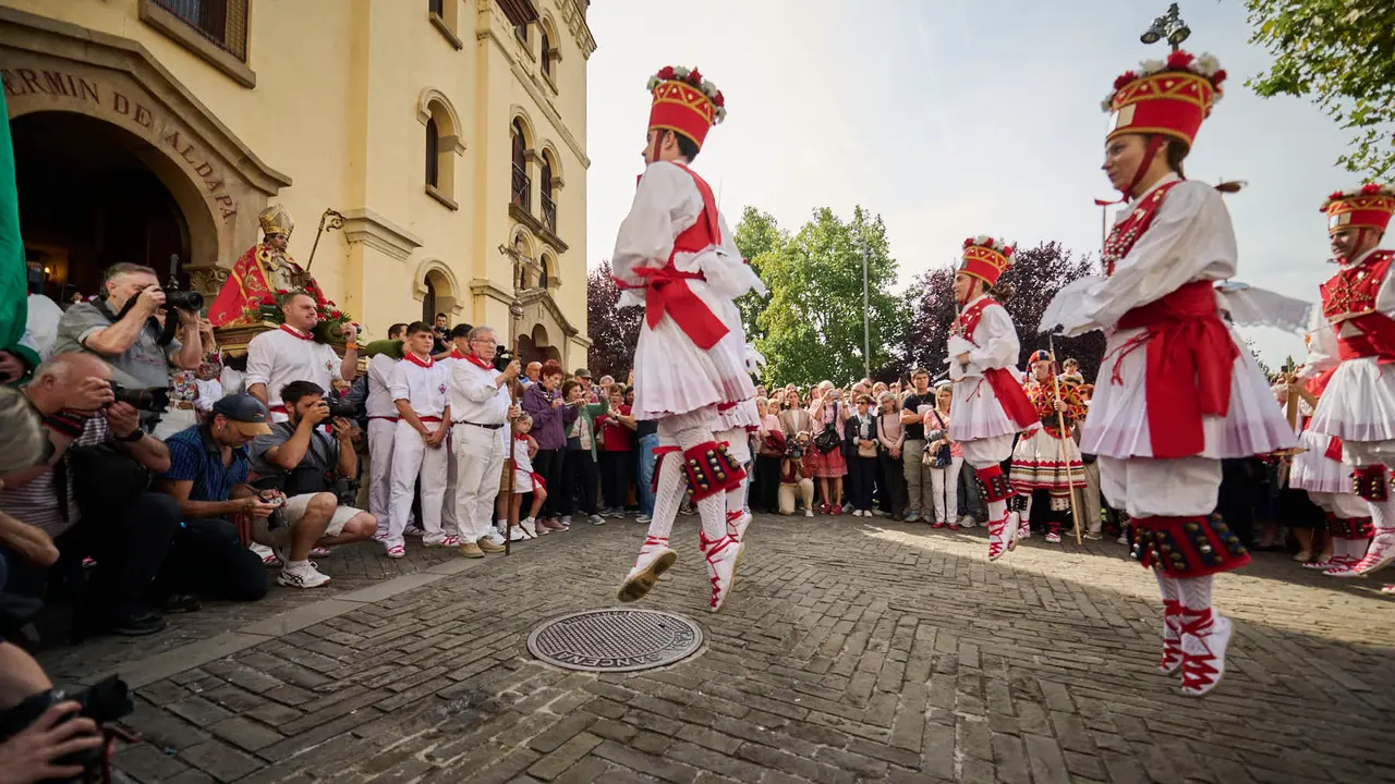 Procesión de San Fermín de Aldapa desde la Basílica de Corazonistas. PABLO LASAOSA