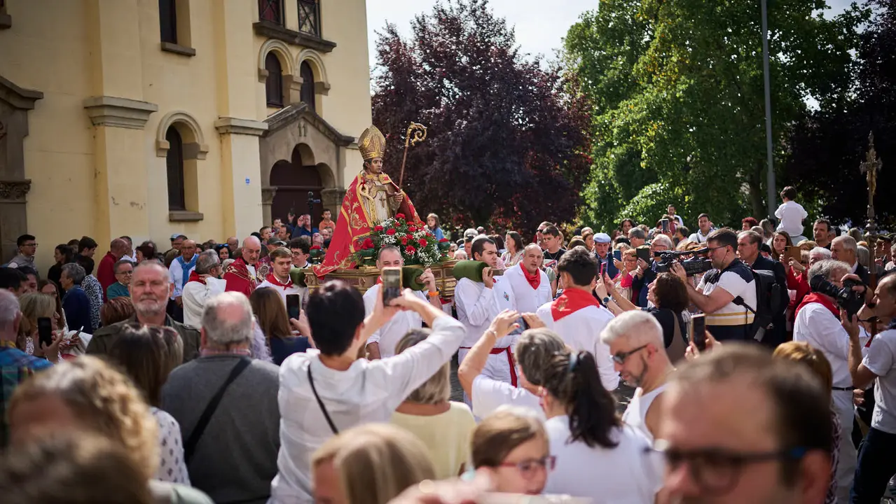 Procesión de San Fermín de Aldapa desde la Basílica de Corazonistas. PABLO LASAOSA