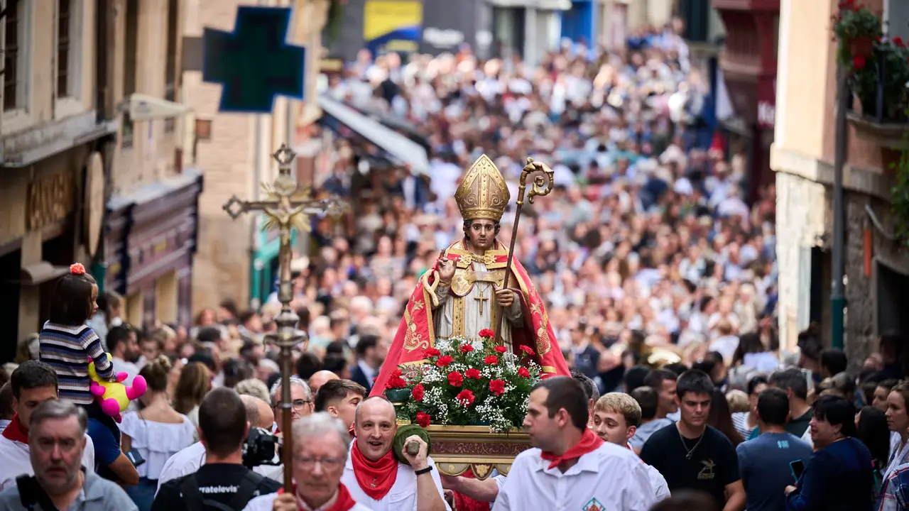 Procesión de San Fermín de Aldapa desde la Basílica de Corazonistas. PABLO LASAOSA