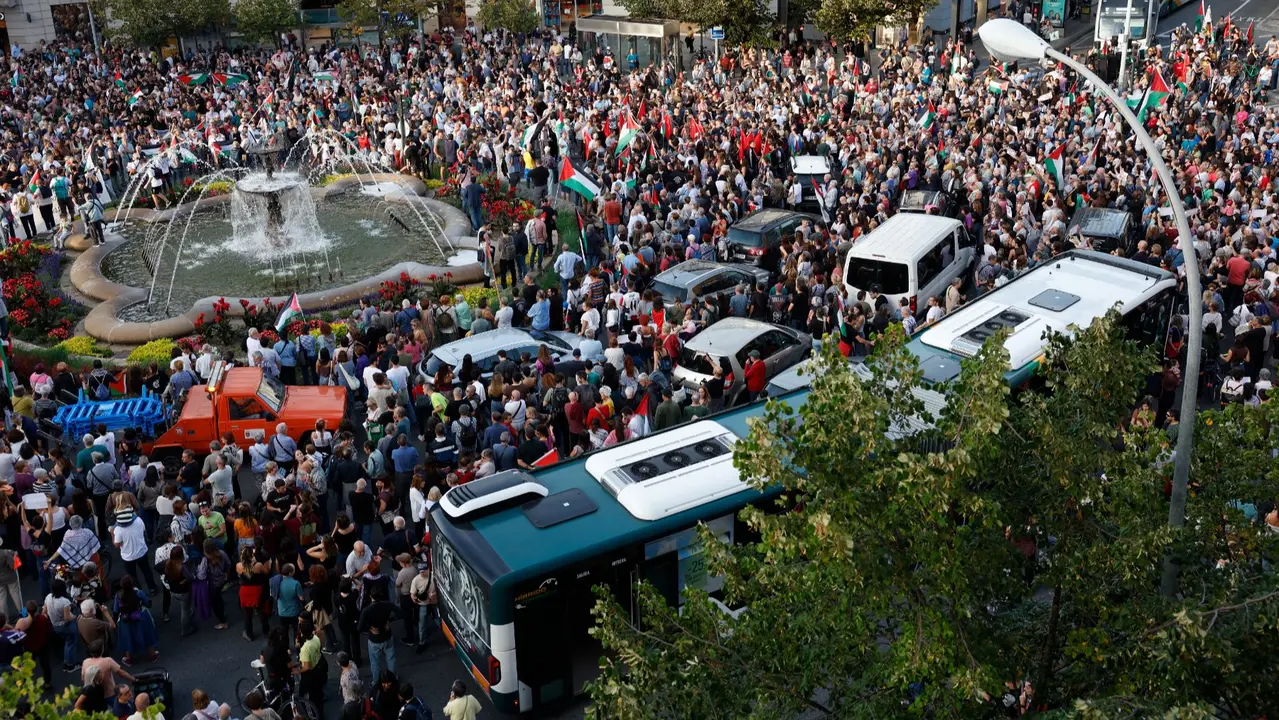 Una multitud ha cortado el tráfico en la rotonda de Merindades frente a la Delegación del Gobierno en Navarra en contra de la detención por parte del ejército israelí de la Global Sumud Flotilla. EFE / JESÚS DIGES