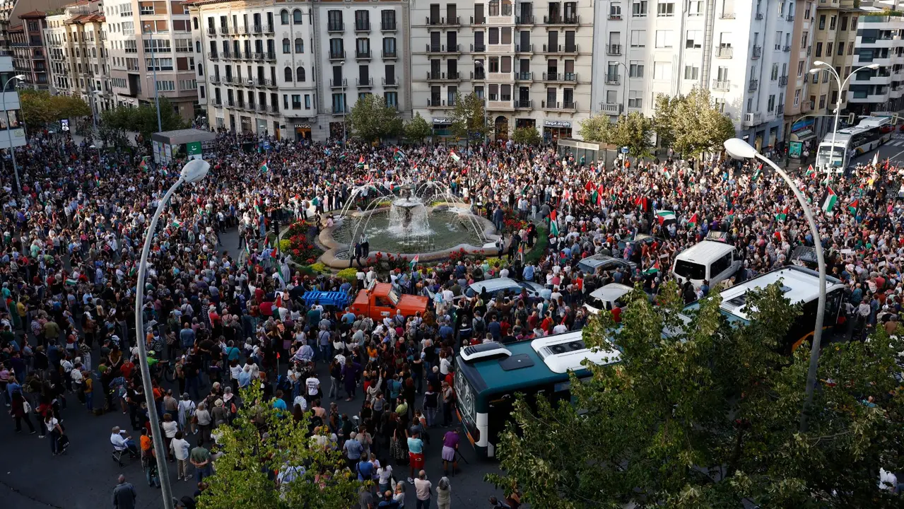 Una multitud ha cortado el tráfico en la rotonda de Merindades frente a la Delegación del Gobierno en Navarra en contra de la detención por parte del ejército israelí de la Global Sumud Flotilla. EFE / JESÚS DIGES