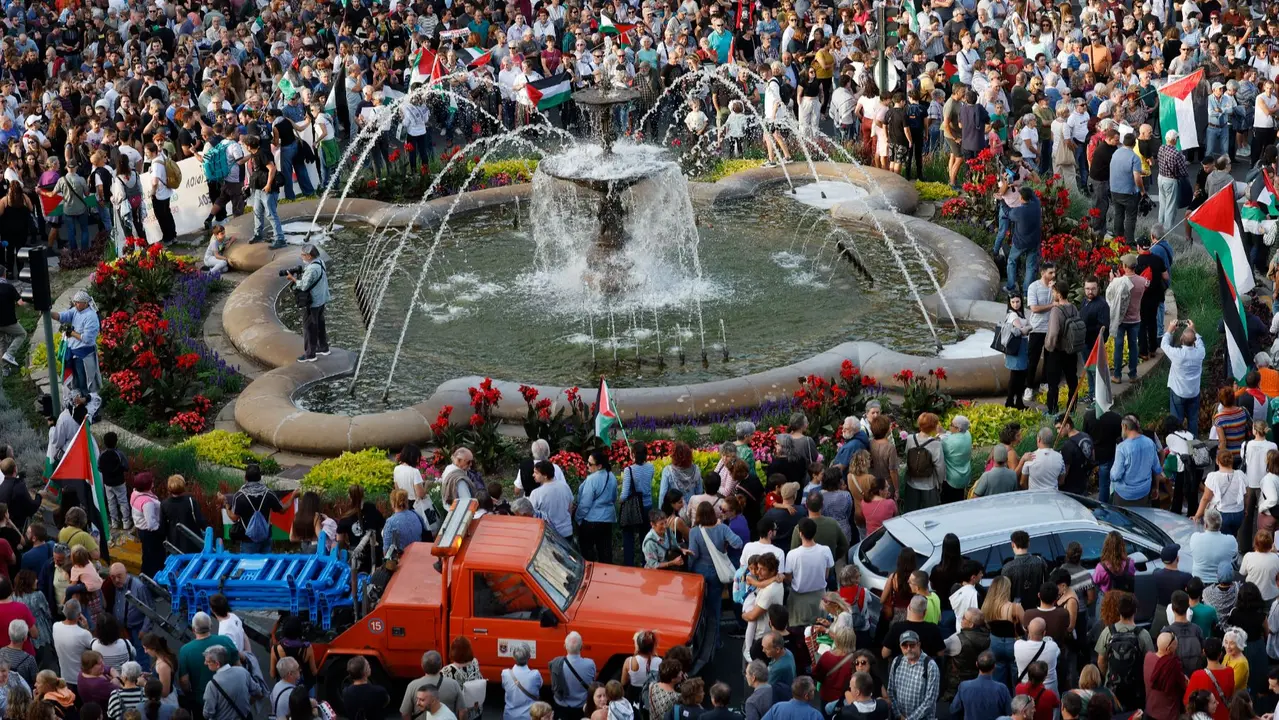 Una multitud ha cortado el tráfico en la rotonda de Merindades frente a la Delegación del Gobierno en Navarra en contra de la detención por parte del ejército israelí de la Global Sumud Flotilla. EFE / JESÚS DIGES