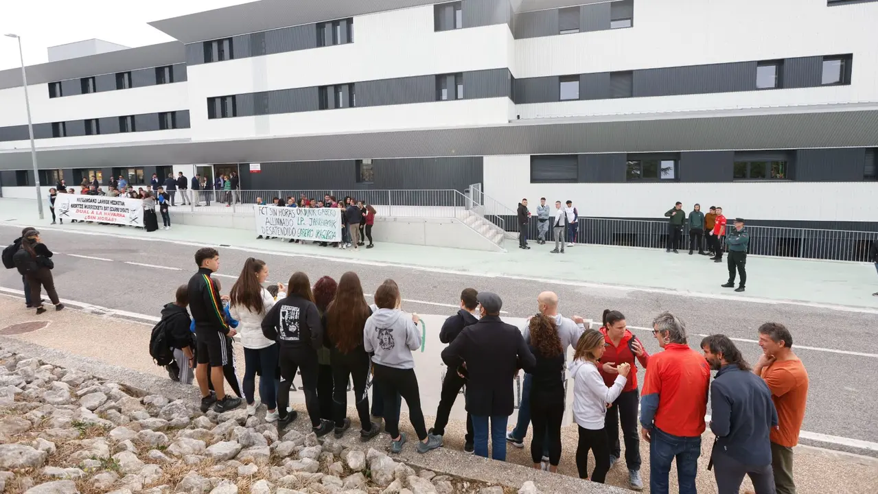 La reina Letizia visita las instalaciones del centro público de FP de la localidad navarra de Lumbier durante la apertura del curso de Formación Profesional 2025/26 en . EFE/ Jesús Diges